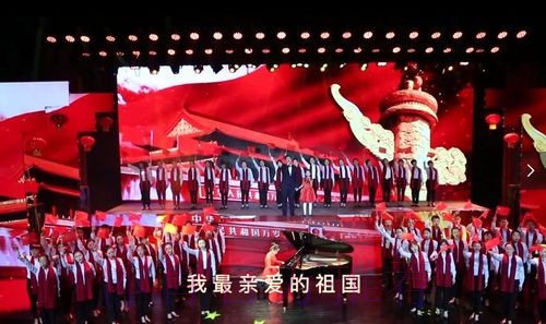 三万人齐唱《我和我的祖国》，球场变红色海洋